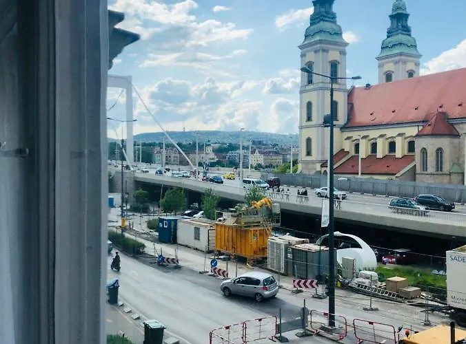 Dream In The Walking Street Budapesta